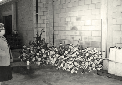 860308 Afbeelding van bloemen, die vermoedelijk aangeboden zijn bij de officiële opening van de nieuwe fabriek van Van ...